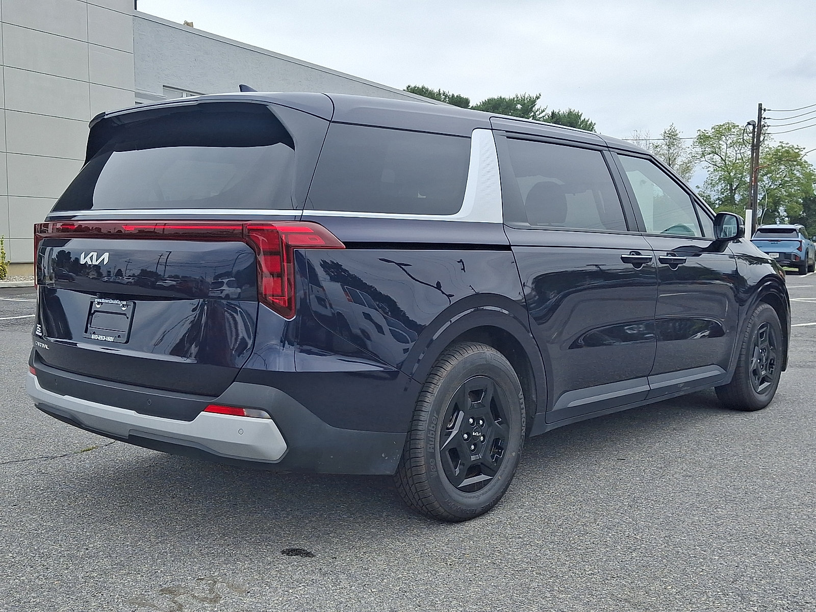 Certified 2025 Kia Carnival FWD image 6