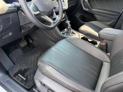 Used 2022 Volkswagen Tiguan SE w/ Panoramic Sunroof Package FWD image 15