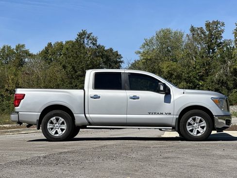 Used 2018 Nissan Titan SV w/ SV Convenience Package image 3