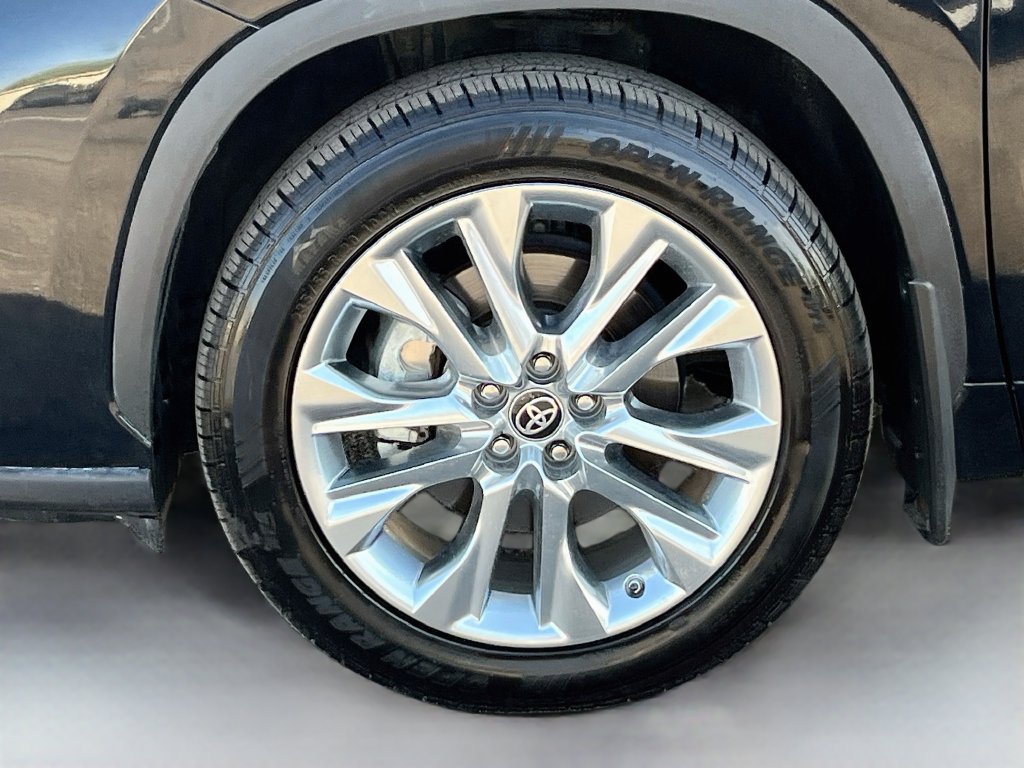Used 2024 Toyota Highlander Limited FWD image 32