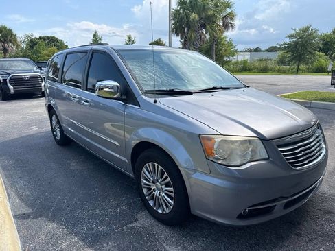 Used 2013 Chrysler Town & Country Touring-L w/ Driver Convenience Group FWD image 2