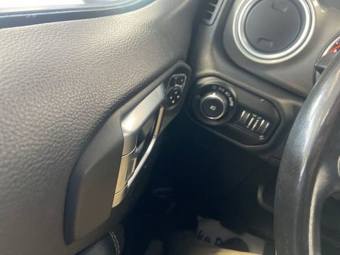 Used 2018 Jeep Wrangler Unlimited Sahara AWD/4WD image 32