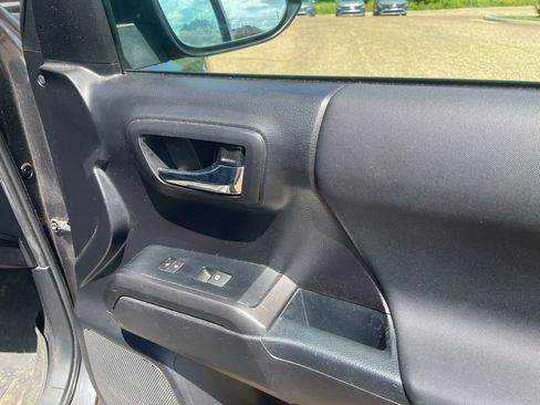 Used 2021 Toyota Tacoma TRD Off-Road w/ Technology Package image 13