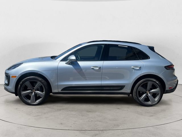 Used 2025 Porsche Macan AWD/4WD image 2