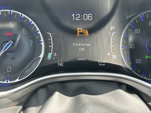 Used 2024 Chrysler Pacifica Touring-L FWD image 26