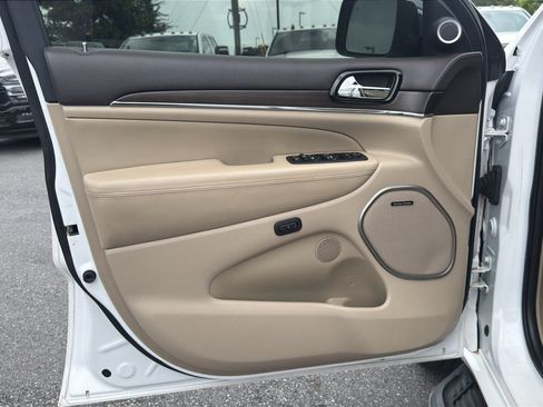 Used 2019 Jeep Grand Cherokee Overland AWD/4WD image 30