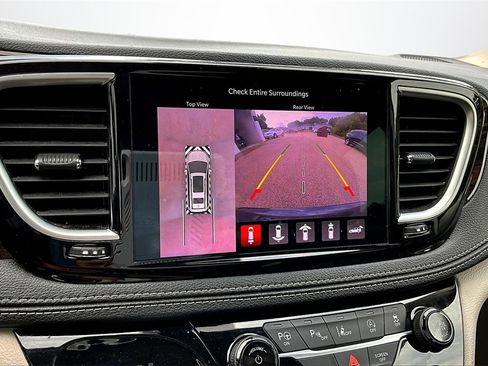 Used 2022 Chrysler Pacifica Limited image 14