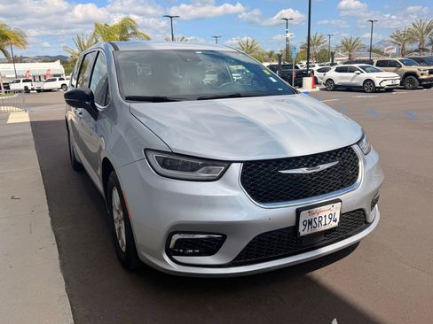 Used 2024 Chrysler Pacifica Touring image 2