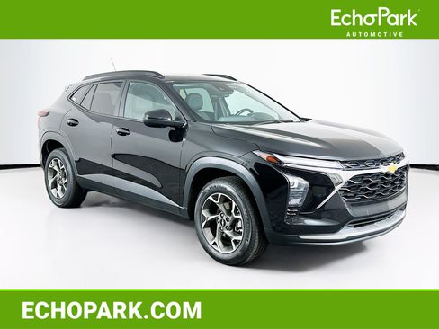 Used 2025 Chevrolet Trax LT FWD image 1