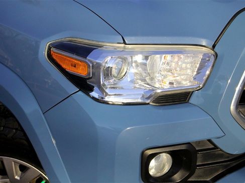 Used 2019 Toyota Tacoma TRD Sport image 2