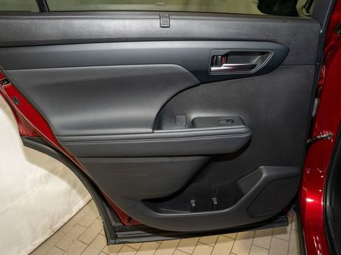 Certified 2024 Toyota Highlander XLE image 12