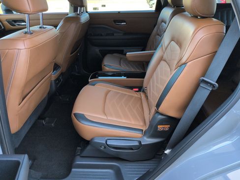 Used 2024 Nissan Pathfinder Platinum image 25