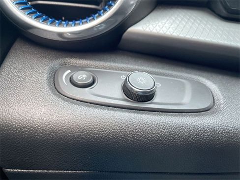 Certified 2025 Chevrolet Trax LT w/ LT Convenience Package image 17