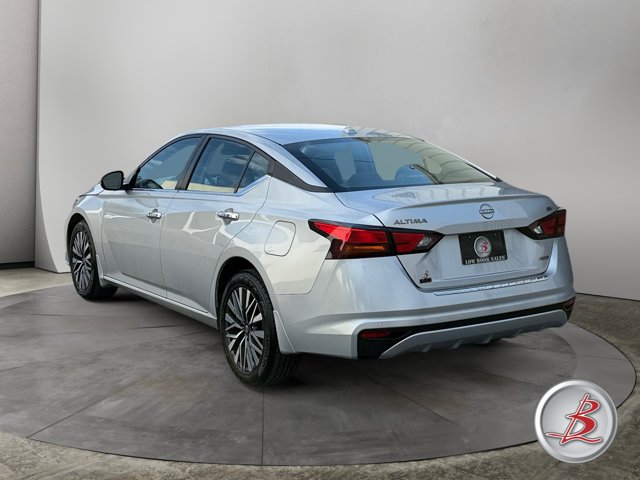 Used 2023 Nissan Altima 2.5 SV AWD/4WD image 5