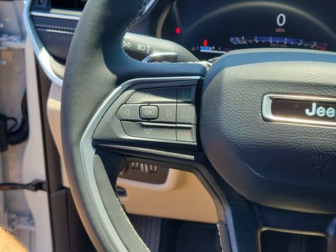 Used 2023 Jeep Grand Cherokee Limited w/ Black Appearance Package image 25