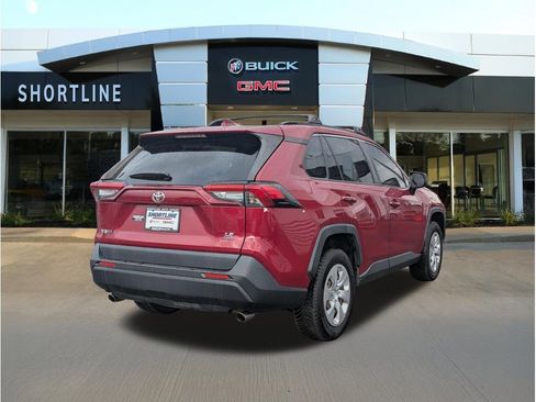 Used 2021 Toyota RAV4 LE AWD/4WD image 3