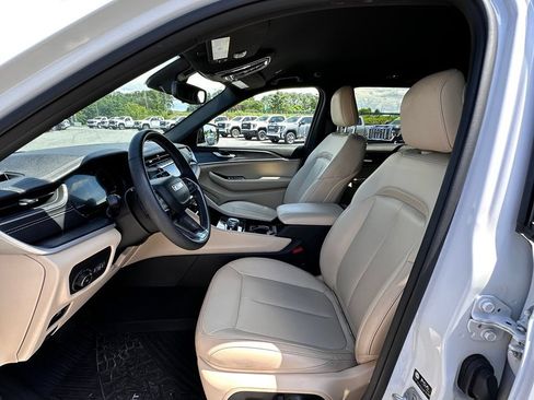 Used 2023 Jeep Grand Cherokee Limited AWD/4WD image 19