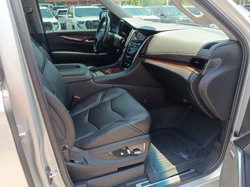 Used 2019 Cadillac Escalade Luxury AWD/4WD image 22