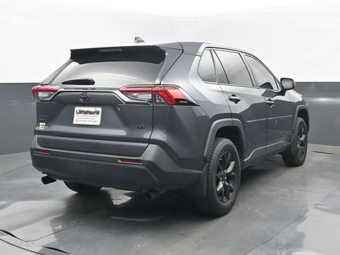 Used 2022 Toyota RAV4 LE FWD image 6