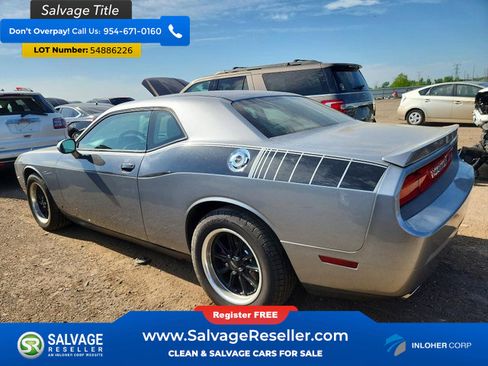 Used 2014 Dodge Challenger SXT RWD image 3