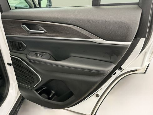 Used 2023 Jeep Grand Cherokee Limited w/ Black Appearance Package image 32