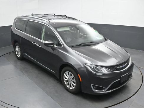 Used 2018 Chrysler Pacifica Touring-L FWD image 14