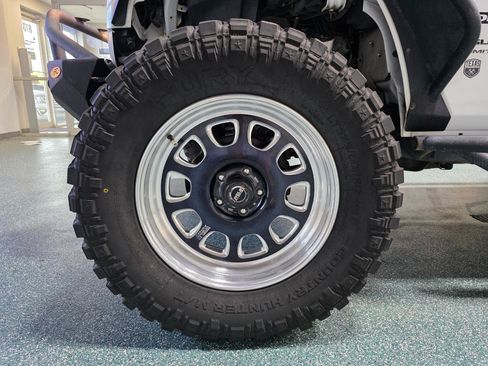 Used 2018 Jeep Wrangler Unlimited Sport w/ Connectivity Group AWD/4WD image 12