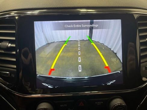 Used 2022 Jeep Grand Cherokee Limited image 23