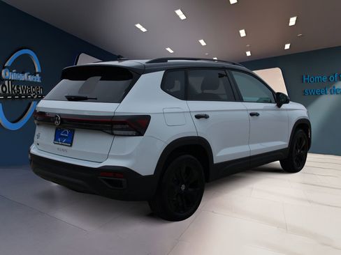 New 2026 Volkswagen Taos SE image 5