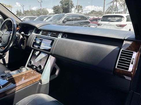 Used 2020 Land Rover Range Rover HSE image 32