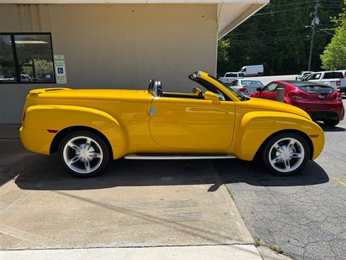 Used 2004 Chevrolet SSR w/ Preferred Equipment Group RWD image 3