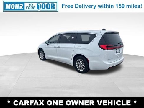 Used 2023 Chrysler Pacifica Touring-L image 3