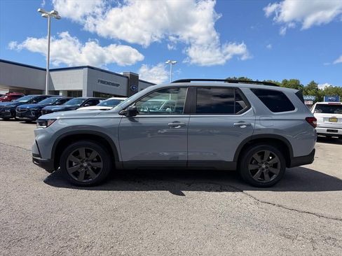 Used 2025 Honda Pilot Sport image 4
