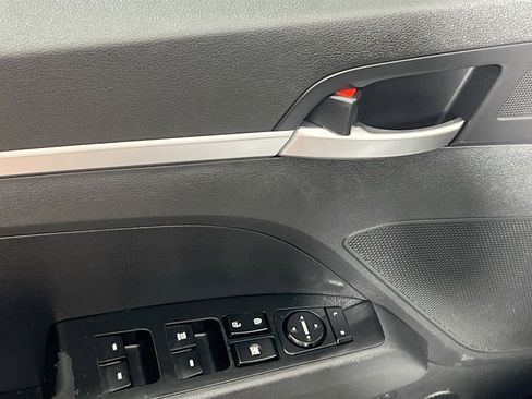 Used 2019 Hyundai Elantra SE w/ Cargo Package FWD image 16