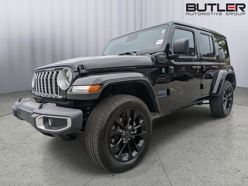 Used 2025 Jeep Wrangler Unlimited Sahara w/ Safety Group AWD/4WD image 4