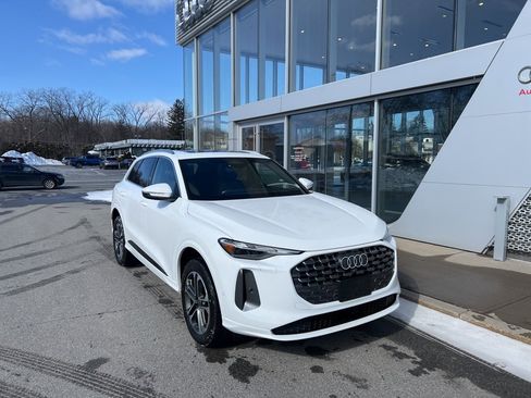 Used 2025 Audi Q5 Premium w/ Convenience Package image 4