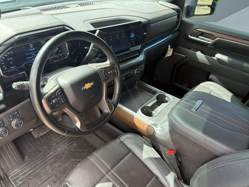 Used 2024 Chevrolet Silverado 2500 High Country w/ Technology Package AWD/4WD image 4