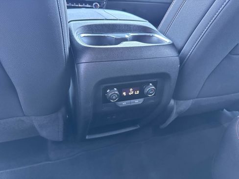 Used 2025 Chevrolet Traverse LT image 16