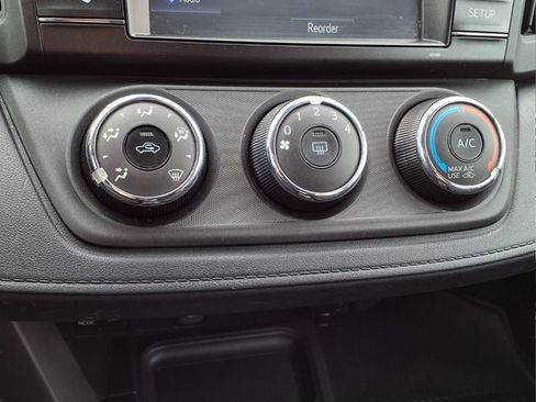 Used 2018 Toyota RAV4 LE image 18