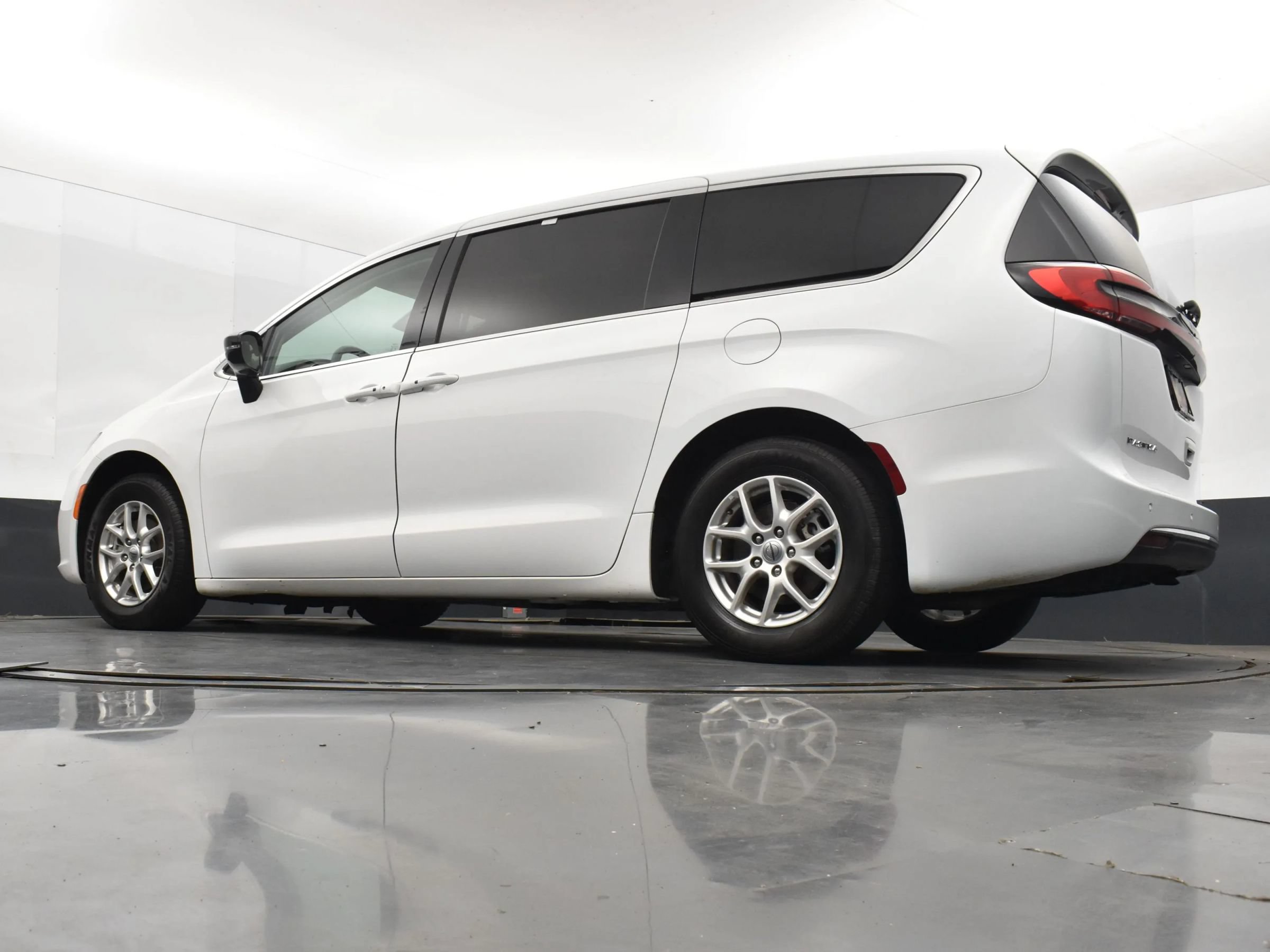 Used 2024 Chrysler Pacifica Touring-L FWD image 12