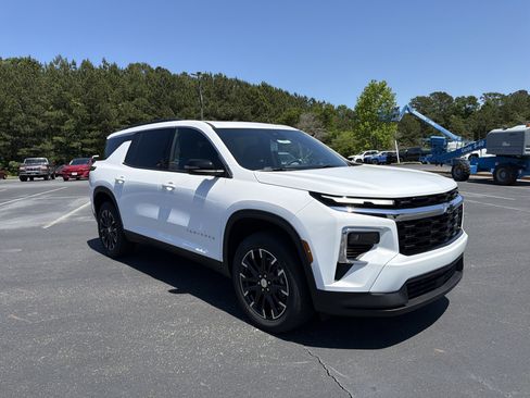 New 2026 Chevrolet Traverse LT w/ Sun and Wheel Package FWD image 3
