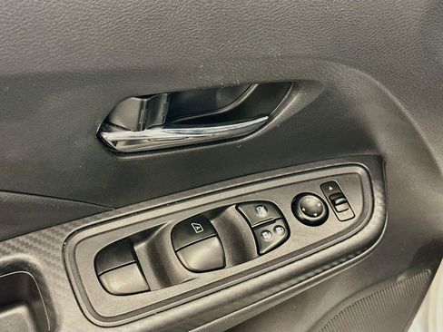 Used 2025 Nissan Versa SV FWD image 15