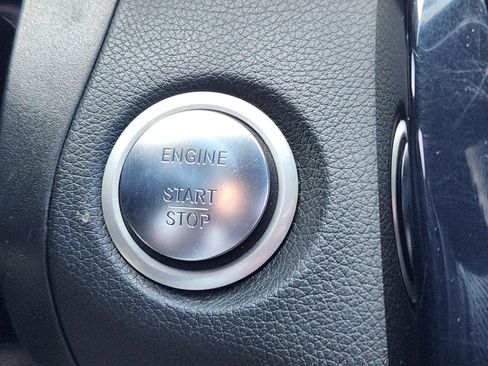 Used 2018 Mercedes-Benz GLC 300 4MATIC image 32