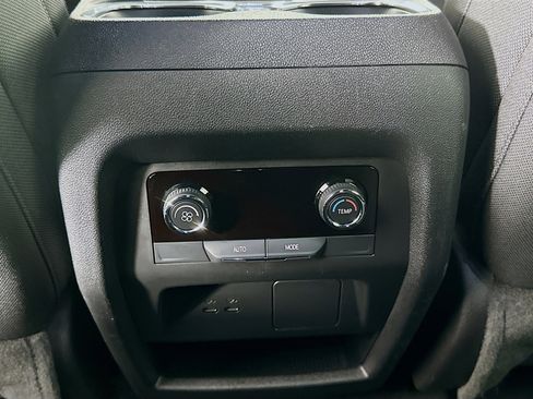 Used 2025 Chevrolet Traverse LT image 28