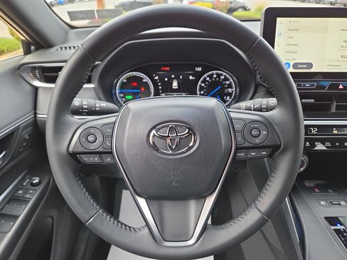 Used 2023 Toyota Venza XLE image 17