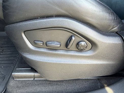 Used 2023 Porsche Cayenne Platinum Edition w/ Performance Package image 11