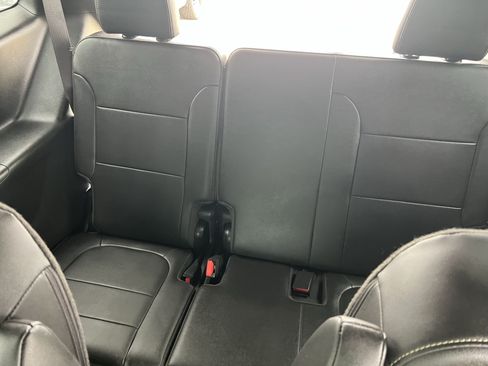 Used 2023 Chevrolet Traverse LT FWD image 17