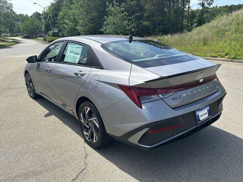 New 2025 Hyundai Elantra SEL image 3