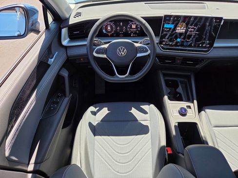 New 2026 Volkswagen Tiguan SE FWD image 9