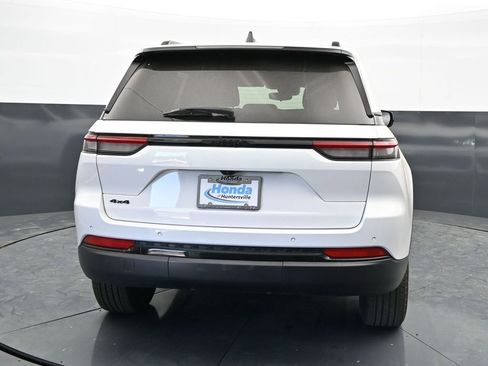 Used 2024 Jeep Grand Cherokee Altitude AWD/4WD image 7